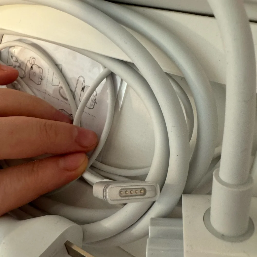Apple 45w MagSafe 2 power adapter